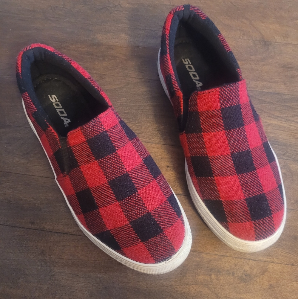 Soda slip on shoes sz 8